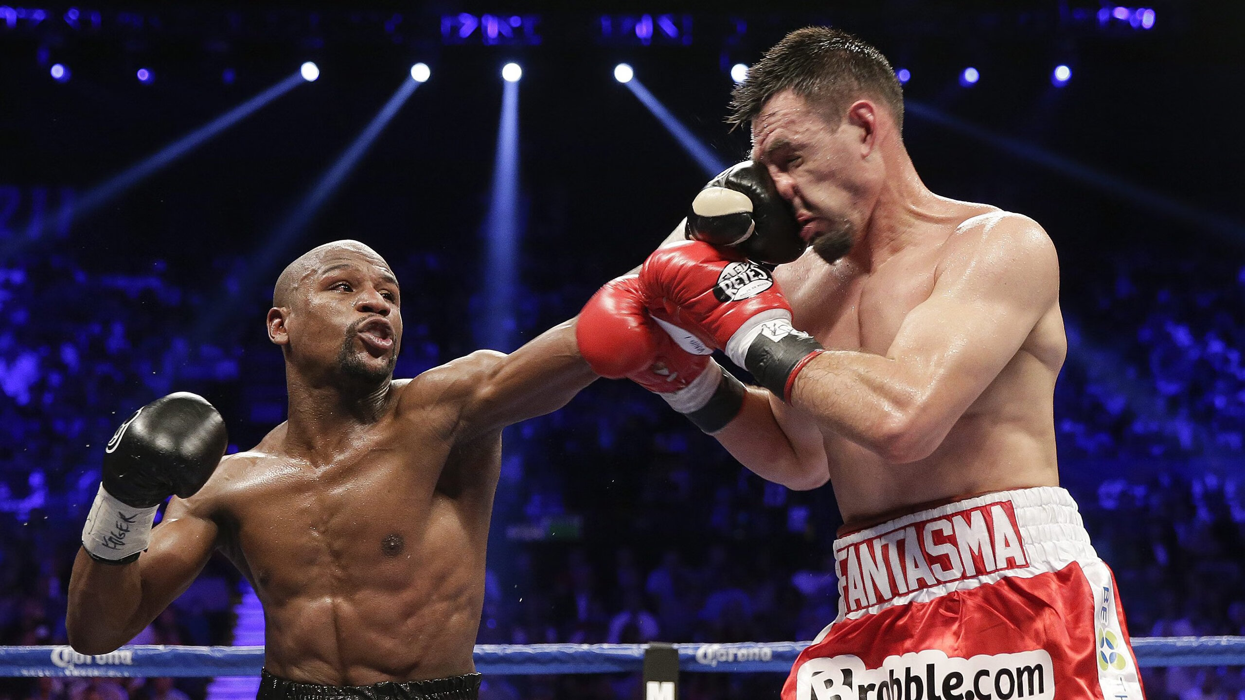 kaiyun app下载-C罗王者归来！巴塞罗那之战大胜引爆全球足坛热议，C罗王者归来世纪对决引爆全球！